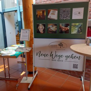 Mit Informationsmaterial vor Ort