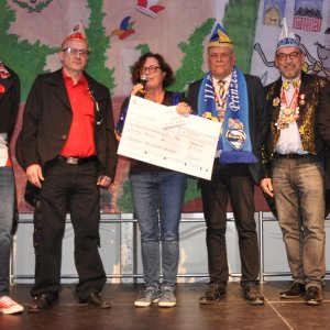 Spendenübergabe zwischen Mundartmesse und Tollitätenstammtisch