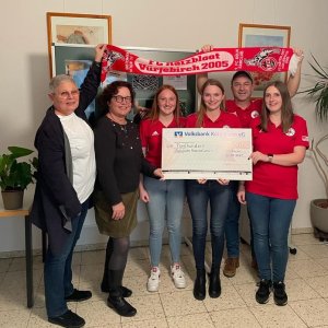 FC-Fanclub „Hätzbloot Vürjebirch“ spendet an Hospizdienst